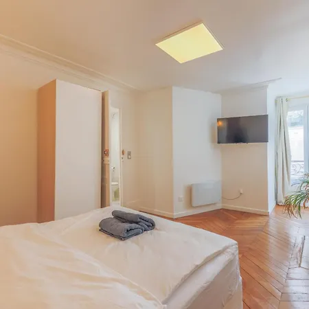 Champs Elysees Luxury Apartment *